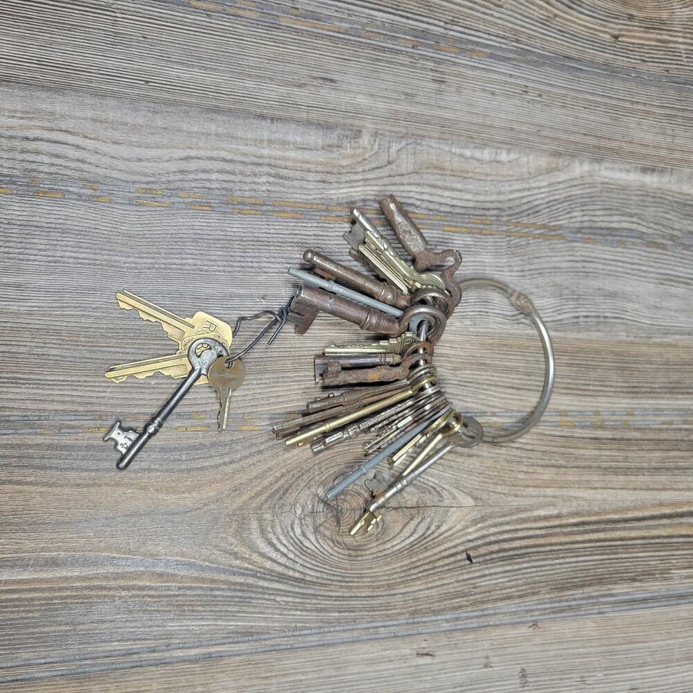 Vintage Keys, Lot of Assorted Skeleton, Door, Auto, Padlock, Crafting Jewelry